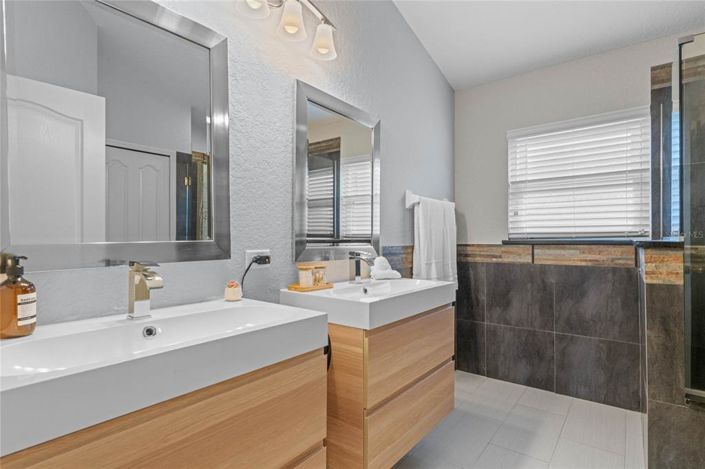 Image No.4-5 Bed Property for sale