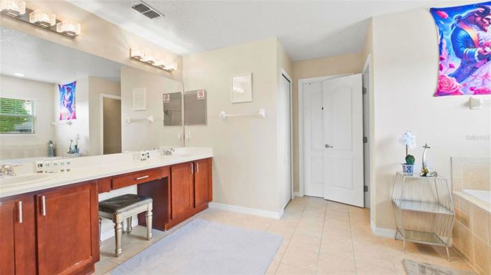 Image No.24-5 Bed Property for sale