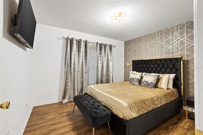 Image No.10-7 Bed Property for sale