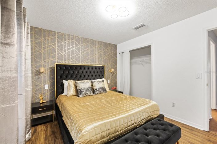 Image No.40-7 Bed Property for sale