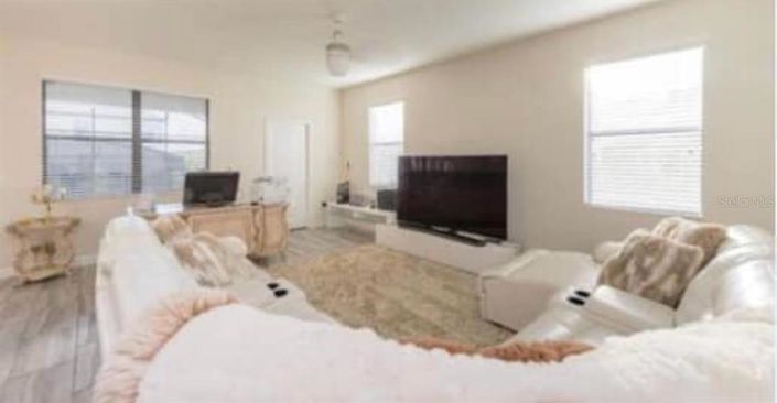 Image No.12-6 Bed Property for sale