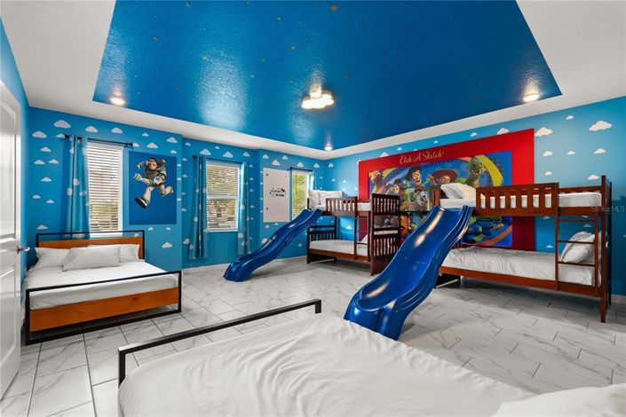 Image No.10-9 Bed Property for sale