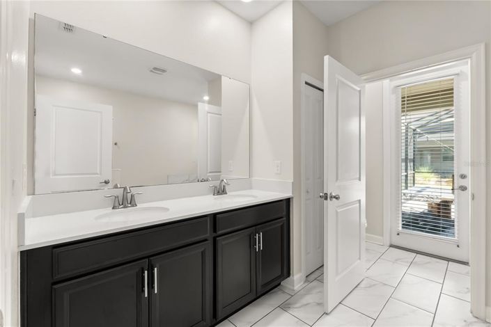 Image No.15-9 Bed Property for sale