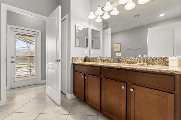 Image No.17-8 Bed Property for sale