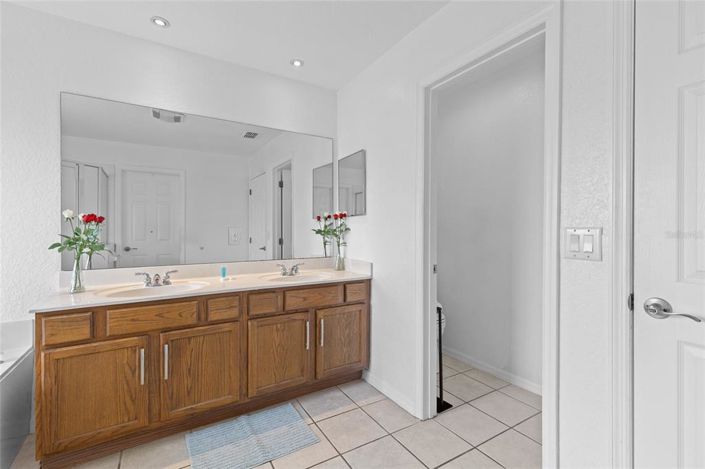 Image No.28-5 Bed Property for sale