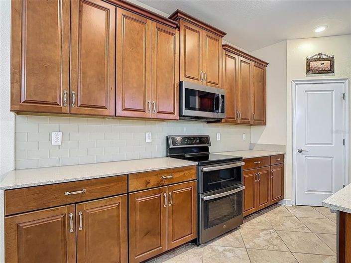 Image No.17-6 Bed Property for sale