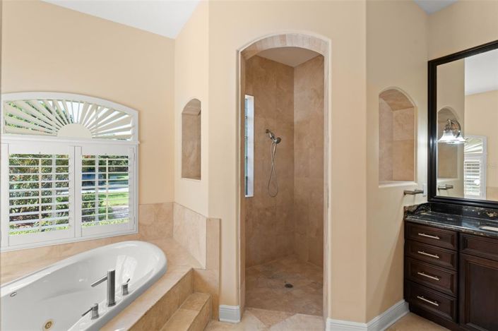 Image No.17-7 Bed Property for sale