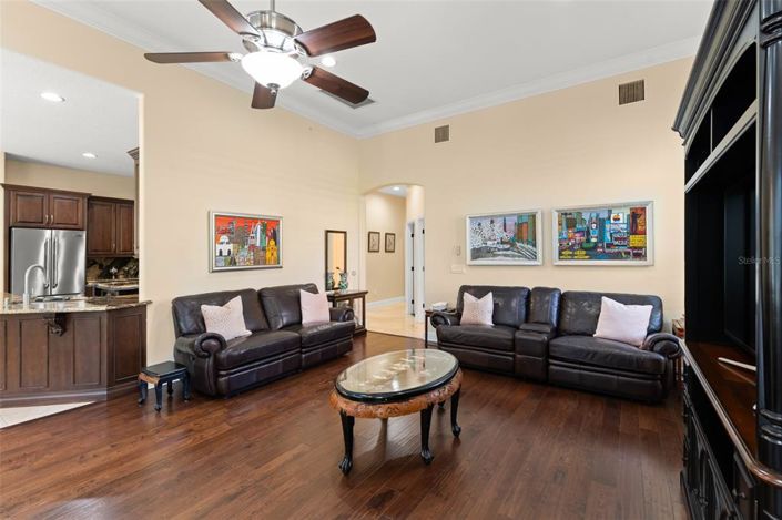 Image No.27-7 Bed Property for sale