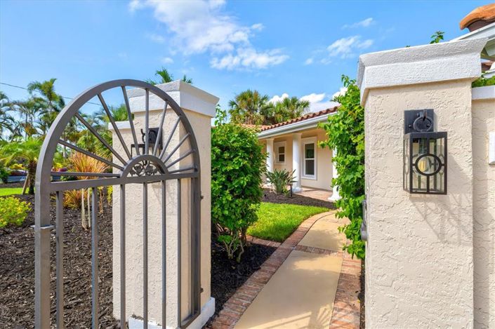 Image No.86-4 Bed Property for sale