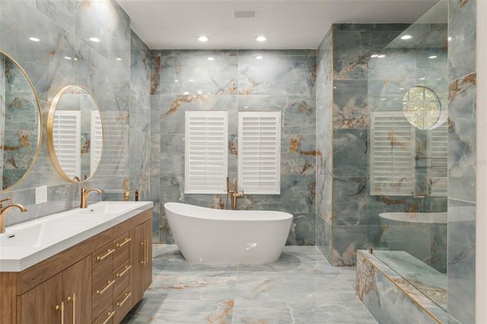 Image No.10-5 Bed Property for sale