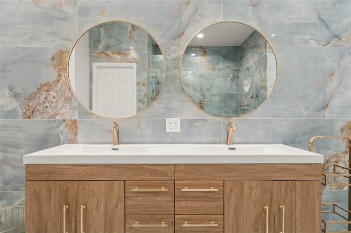 Image No.9-5 Bed Property for sale