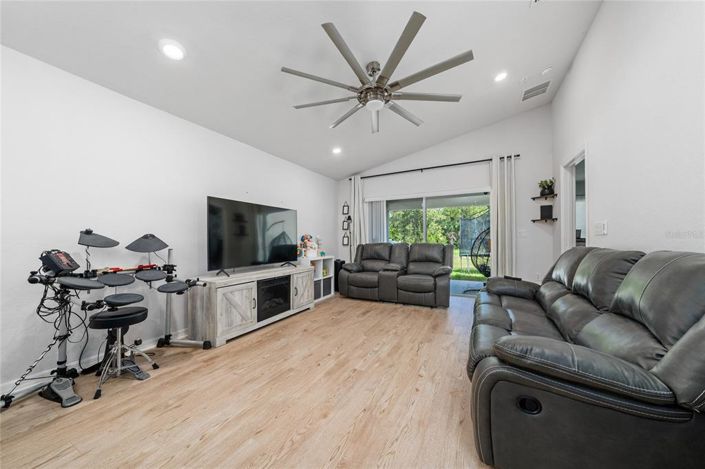 Image No.12-3 Bed Property for sale