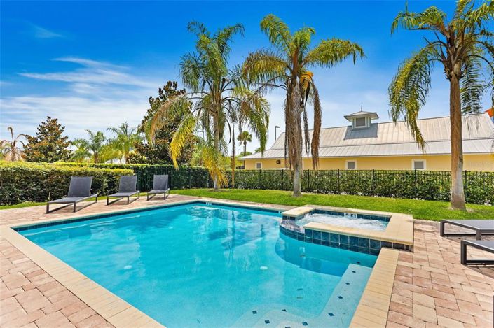 Image No.5-9 Bed Property for sale