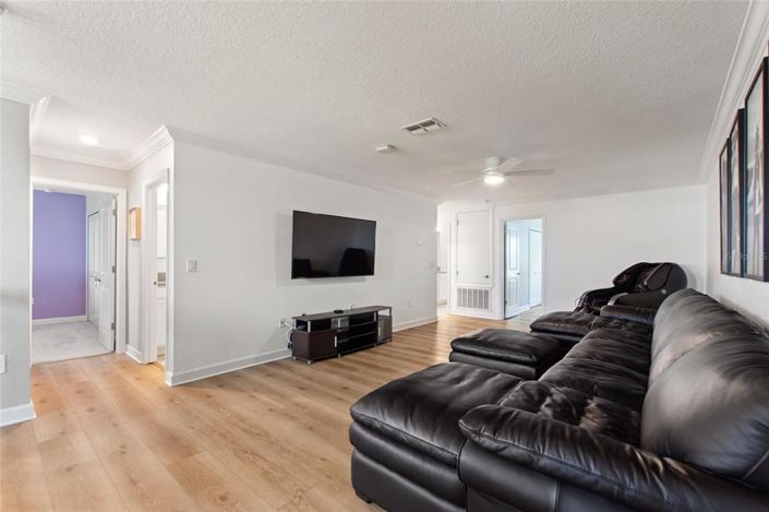 Image No.25-6 Bed Property for sale