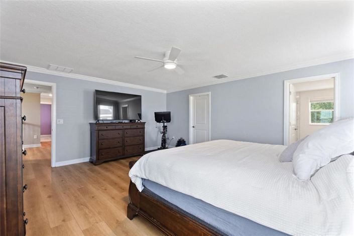 Image No.28-6 Bed Property for sale