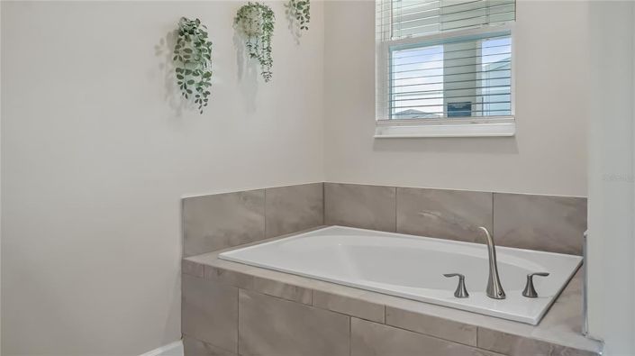 Image No.11-8 Bed Property for sale