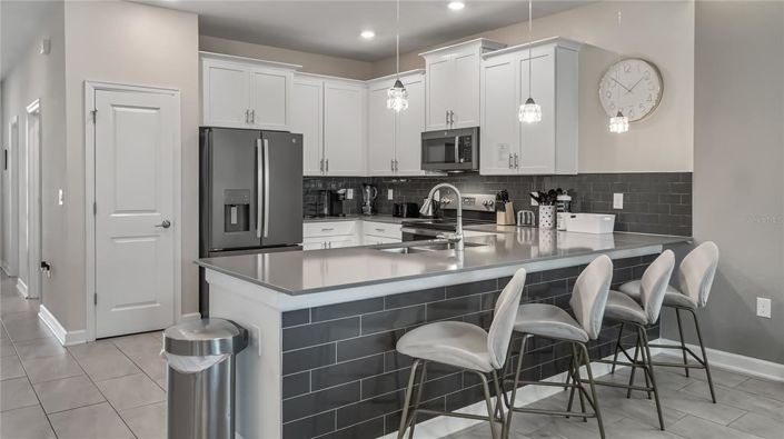 Image No.3-8 Bed Property for sale