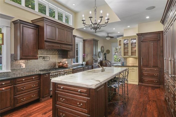 Image No.12-4 Bed Property for sale