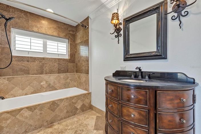 Image No.61-5 Bed Property for sale