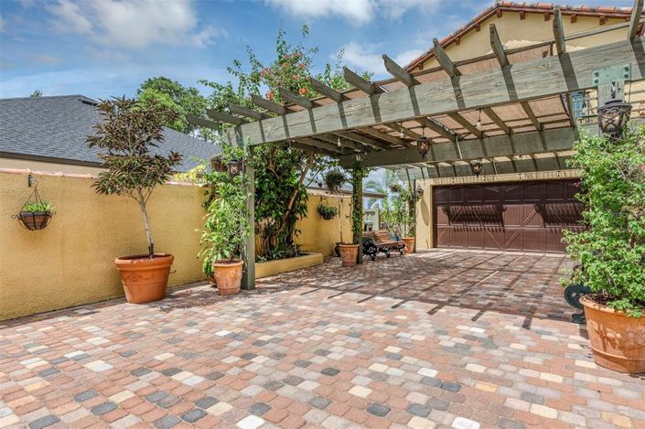 Image No.68-5 Bed Property for sale