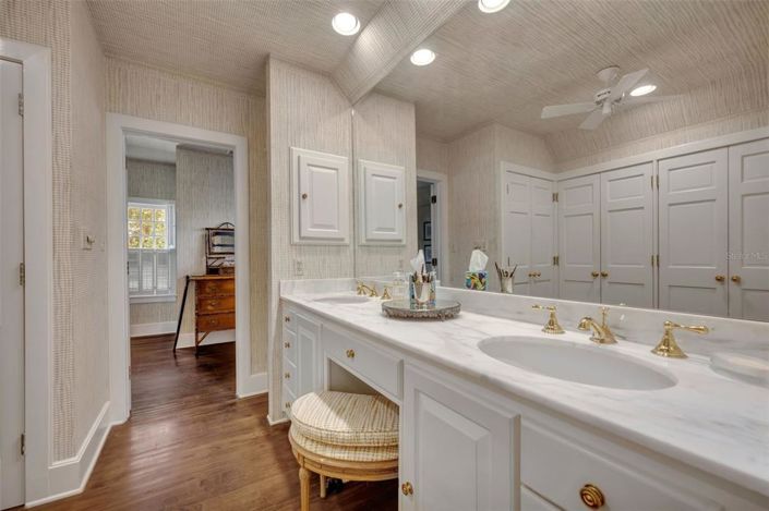 Image No.25-6 Bed Property for sale