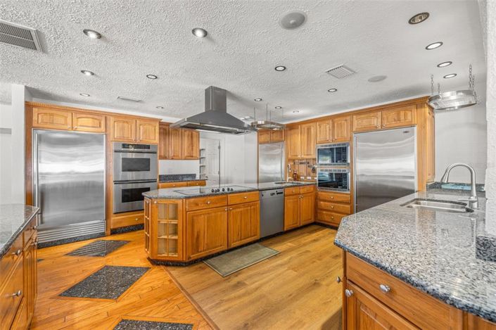 Image No.10-5 Bed Property for sale