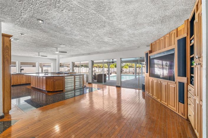 Image No.16-5 Bed Property for sale