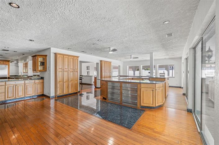 Image No.17-5 Bed Property for sale