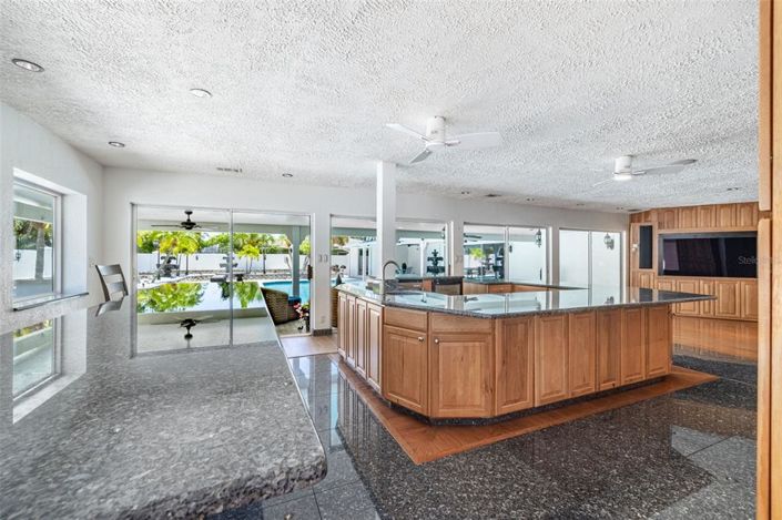 Image No.19-5 Bed Property for sale