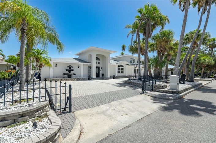 Image No.2-5 Bed Property for sale