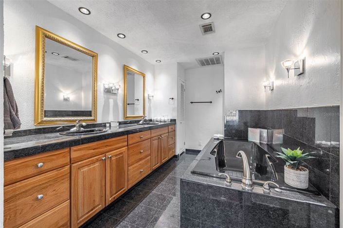 Image No.23-5 Bed Property for sale