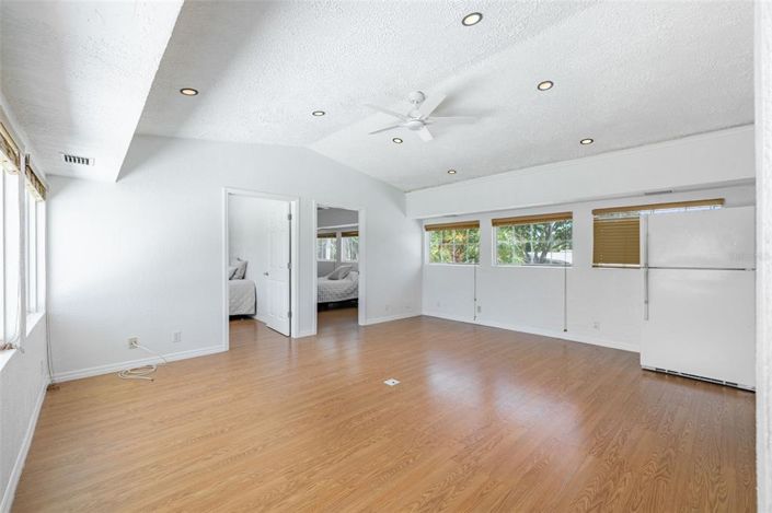 Image No.30-5 Bed Property for sale