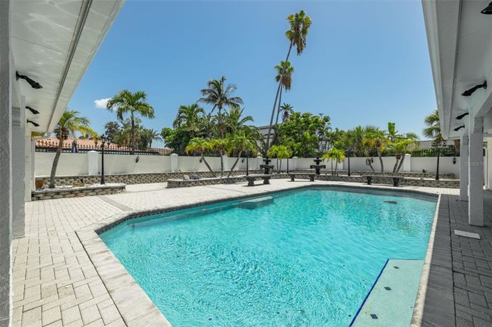 Image No.42-5 Bed Property for sale