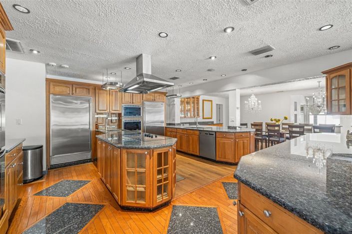 Image No.8-5 Bed Property for sale