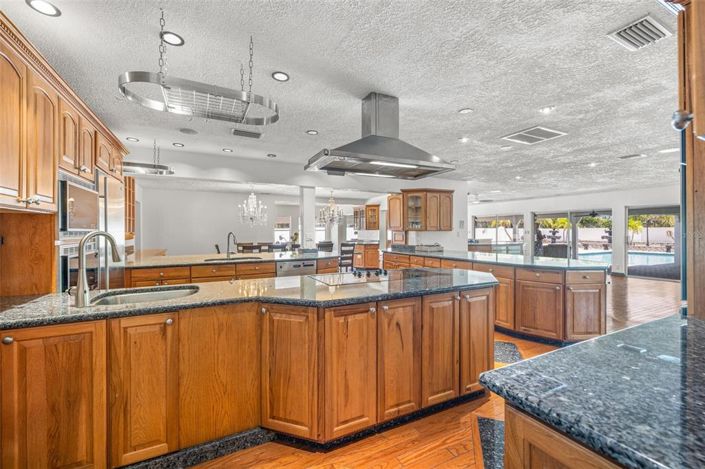 Image No.9-5 Bed Property for sale