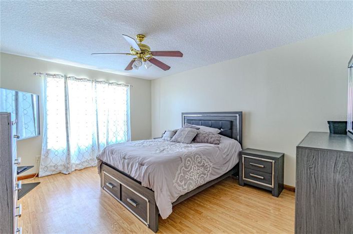 Image No.22-5 Bed Property for sale