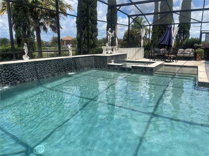 Image No.68-5 Bed Property for sale