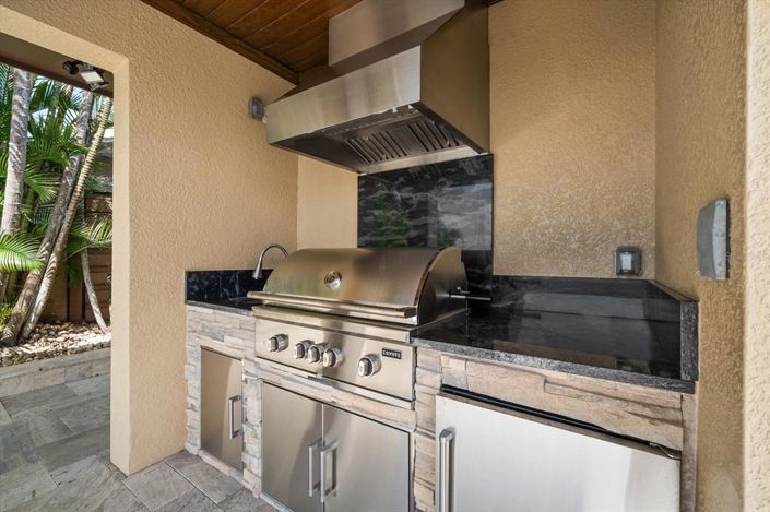 Image No.23-5 Bed Property for sale