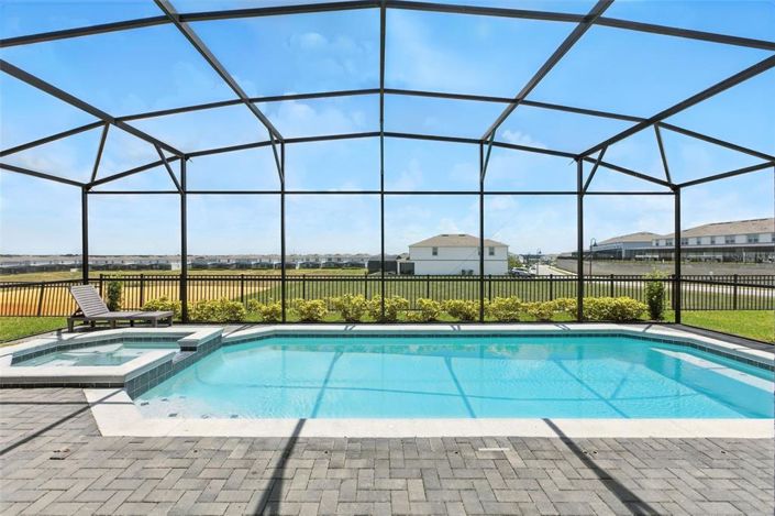 Image No.60-8 Bed Property for sale