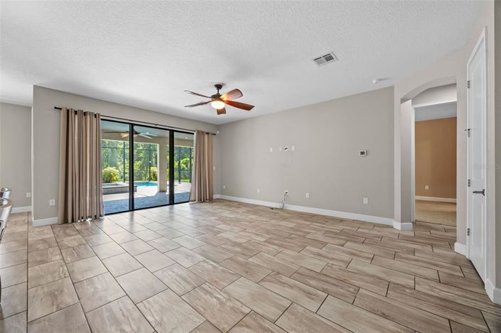 Image No.17-6 Bed Property for sale