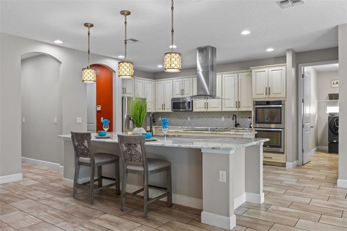 Image No.20-6 Bed Property for sale