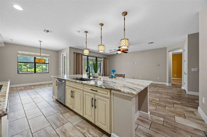 Image No.27-6 Bed Property for sale