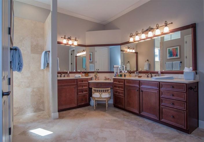 Image No.20-4 Bed Property for sale