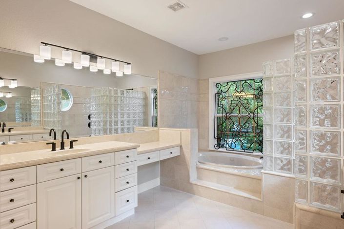 Image No.41-4 Bed Property for sale