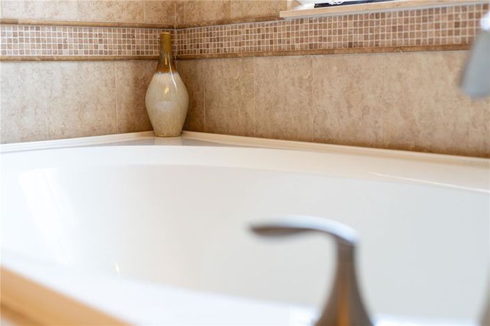 Image No.64-6 Bed Property for sale