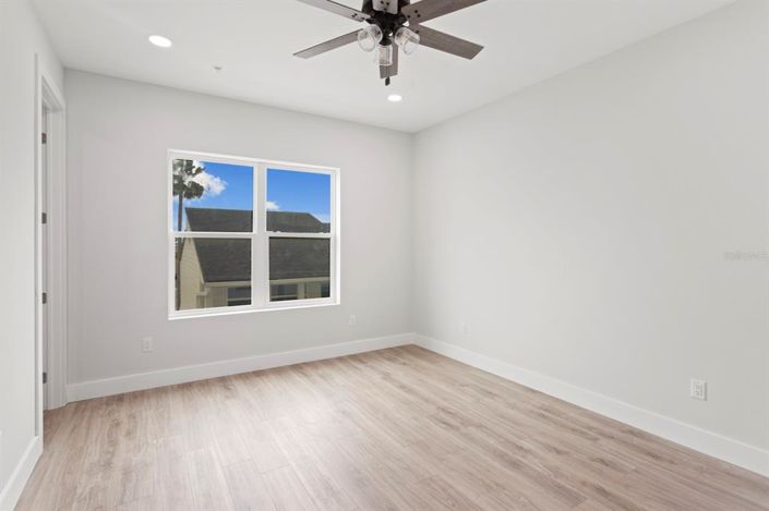 Image No.28-5 Bed Townhouse for sale