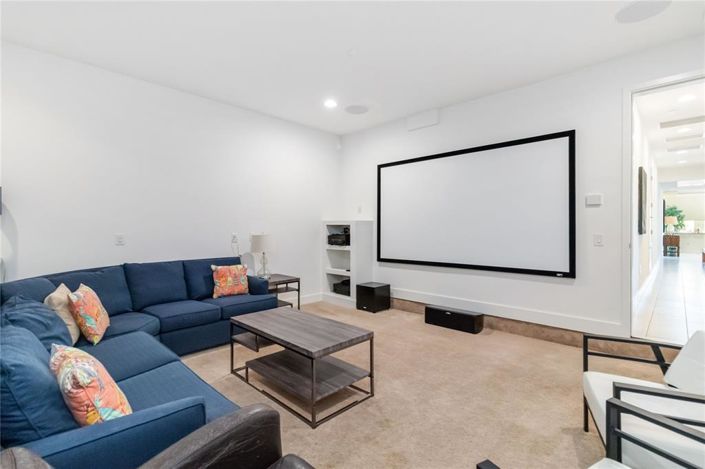 Image No.26-12 Bed Property for sale