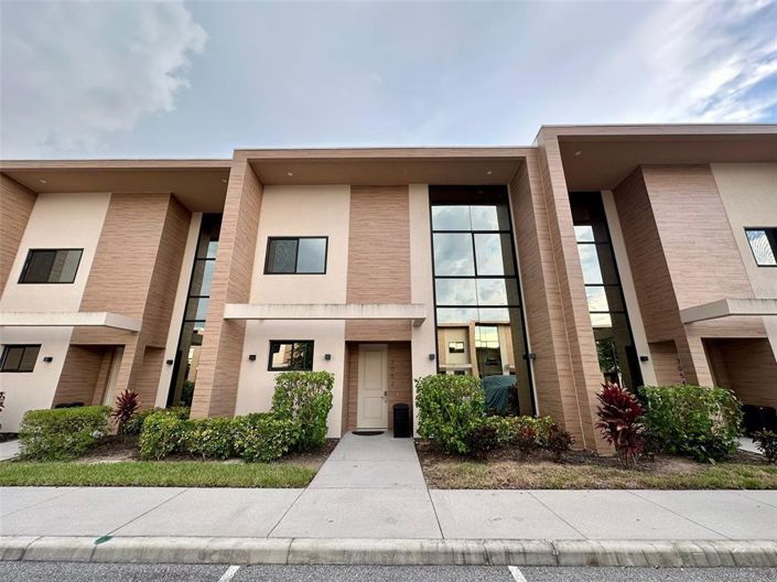 Image No.1-4 Bed Townhouse for sale