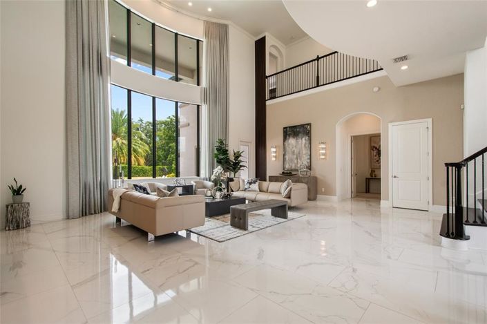 Image No.10-6 Bed Property for sale