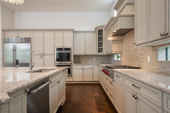 Image No.21-6 Bed Property for sale